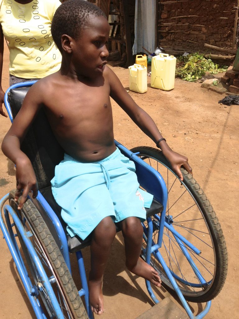 jongen in rolstoel