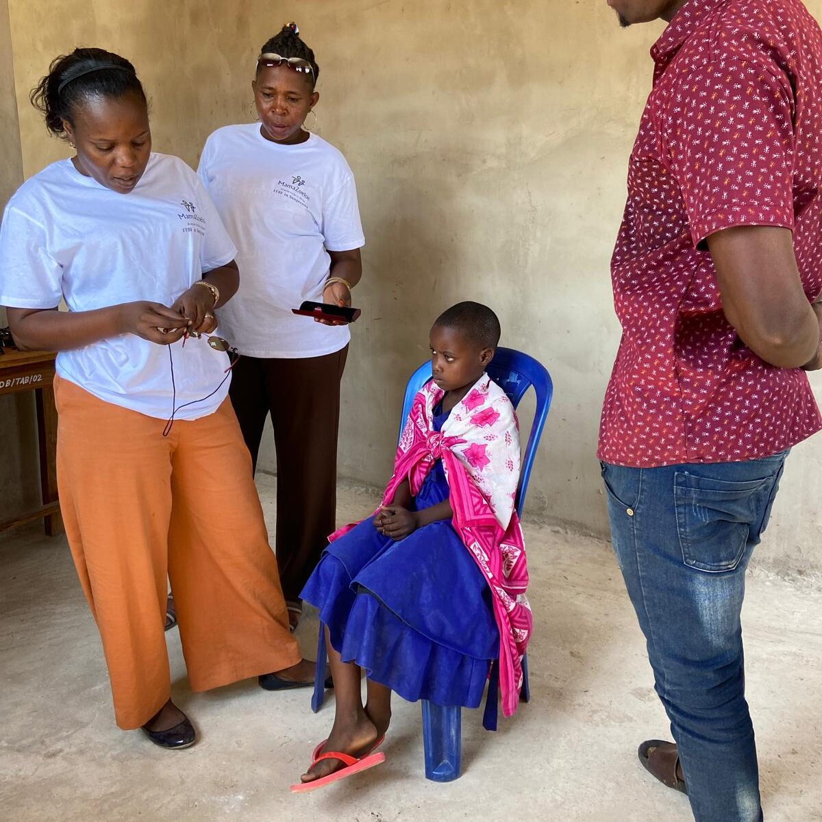 Tanzaniaans meisje dat bril krijgt tijdens project van stichting mamazoeloe